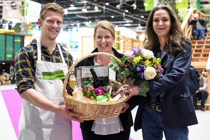 IGW 2020 - Markus Reisle, Gerbachhof / Demonstrationsbetriebe Ökologischer Landbau; Cordula Kleidt, 200.000. Besucherin; Bettina Lüdtke, Bundesanstalt für Landwirtschaft und Ernährung / Weiterer Text über ots und www.presseportal.de/nr/6600 / Die Verwendung dieses Bildes ist für redaktionelle Zwecke honorarfrei. Veröffentlichung bitte unter Quellenangabe: