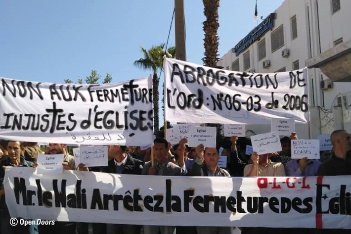 Weltverfolgungsindex 2020: Zahl attackierter Kirchen steigt dramatisch an / Open Doors veröffentlicht Rangliste der Länder mit der stärksten Christenverfolgung / Christen in Algerien protestieren wegen der Schließung mehrerer Kirchen. Weiterer Text über ots und www.presseportal.de/nr/78456 / Die Verwendung dieses Bildes ist für redaktionelle Zwecke honorarfrei. Veröffentlichung bitte unter Quellenangabe: