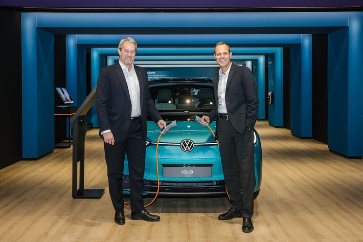 Roland Clement, Vorsitzender der Geschäftsführung der Autostadt und Holger B. Santel, Leiter Vertrieb und Marketing Volkswagen Pkw Deutschland, eröffneten im Dezember 2019 die Ausstellung