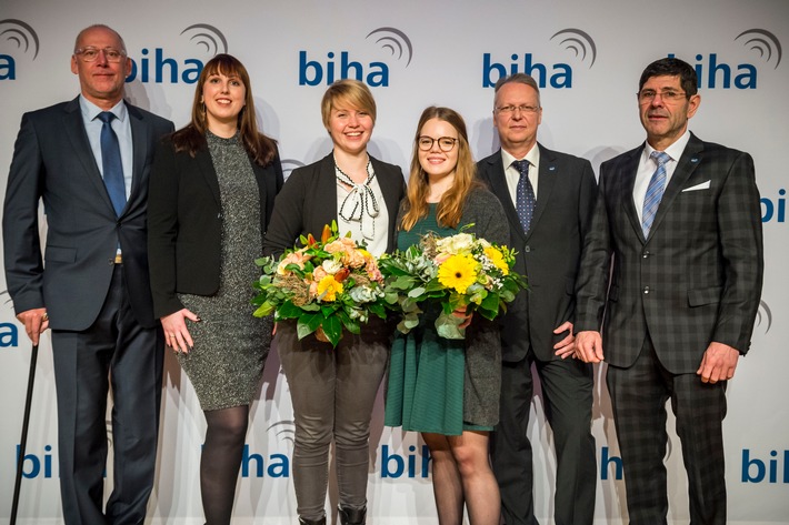 Ausgezeichnet: 259 Auszubildende der Hörakustik aus dem gesamten Bundesgebiet legten nach dreijähriger Ausbildung in ihrem Hörakustikbetrieb und am Campus Hörakustik erfolgreich ihre Gesellenprüfung ab. (v.l.n.r.) Ralf Zotzmann (Vorsitzender Gesellenprüfungsausschuss), Kristin Bode (Vorsitzende Gesellenprüfungsausschuss), Freya Wessel (Prüfungsbeste), Alexandra Mill (Zweitbeste), Norbert Saß (Vorsitzender Gesellenprüfungsausschuss), Hans-Jürgen Bührer (Vizepräsident der Bundesinnung der Hörakustiker) / Weiterer Text über ots und www.presseportal.de/nr/70547 / Die Verwendung dieses Bildes ist für redaktionelle Zwecke honorarfrei. Veröffentlichung bitte unter Quellenangabe: