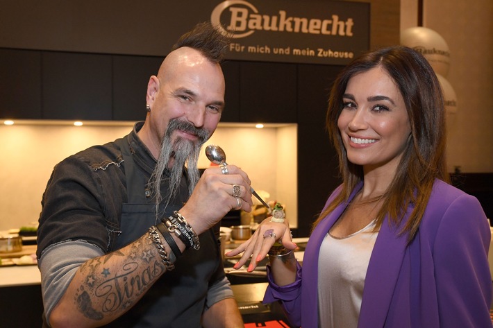 Show-Koch Ralf Jakumeit und Moderatorin Jana Ina Zarrella zauberten auf dem Medienboard-Empfang in der Bauknecht Show-Küche kulinarische Köstlichkeiten. 70. Internationale Filmfestspiele Berlin - Bauknecht @ Medienboard: ,,Taste of Berlin