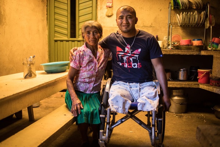 Jesús Albeiro Urbano mit seiner Mutter Ismailinea Aza, 63.
Jesus ist Minenopfer, verlor beide Beine (Oberschenkelamputiert), geht zur Schule und arbeitet als Fahrer, in dem er Kinder mit seinem eigenen Bus zur Schule fährt.
Copyright Caritas international, Abdruck honorarfrei, Belegexemplar erbeten, Tel: 0761/ 200-288 *** Local Caption *** Landminenprojekt im Department Narino:
Mehr als 7.800 Minenopfer gab es in den letzten Jahren in Kolumbien zu beklagen, darunter viele Bauern und ihre Kinder. Neben der Gefahr für Leib und Leben, sind die Bauern aber auch in der Bewirtschaftung ihrer Felder, die ihre Existenz sichern, eingeschränkt.
Die Departements Narino und Caqueta im Süden Kolumbiens sind besonders betroffen. Hier umfasst das Projektgebiet 60 Gemeinden, in denen umfassend die Bevölkerung vor den Landminen geschützt werden soll. Da mit einer organisierten Minenräumung durch die Regierung in nächster Zeit nicht zu rechnen ist, setzt das Projekt den Hauptfokus auf Aufklärung, denn die meisten wissen zu wenig über die Gefahren von Landminen. Kenntnisse über Gefahrenquellen und sichere Verhaltensweisen sind kurz- und mittelfristig der beste Schutz. Weiterer Text über ots und www.presseportal.de/nr/67602 / Die Verwendung dieses Bildes ist für redaktionelle Zwecke honorarfrei. Veröffentlichung bitte unter Quellenangabe:
