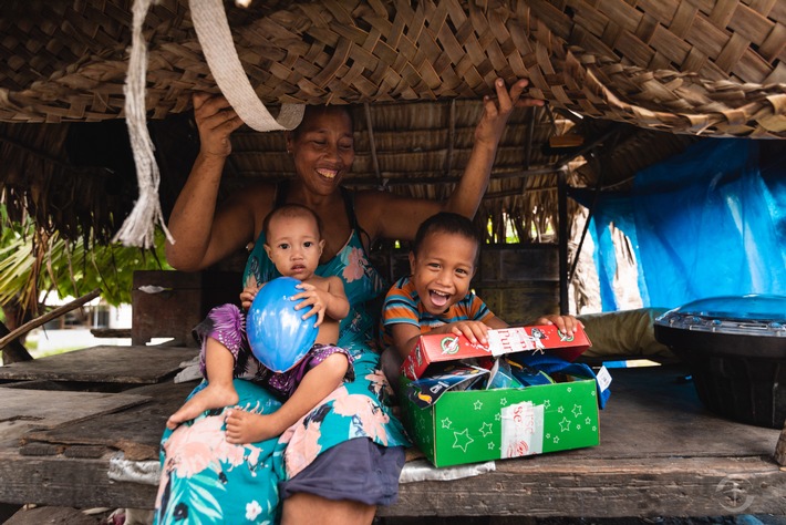 Schuhkarton-Verteilung in Kiribati Weiterer Text über ots und www.presseportal.de/nr/56021 / Die Verwendung dieses Bildes ist für redaktionelle Zwecke honorarfrei. Veröffentlichung bitte unter Quellenangabe: