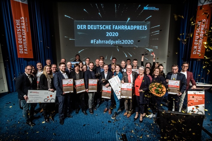 Glückliche Preisträger und Preisträgerinnen beim Deutschen Fahrradpreis 2020 in Essen. Weiterer Text über ots und www.presseportal.de/nr/111127 / Die Verwendung dieses Bildes ist für redaktionelle Zwecke honorarfrei. Veröffentlichung bitte unter Quellenangabe: