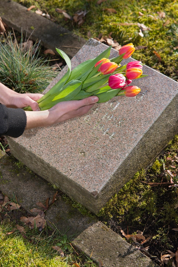 Wie geht es jetzt weiter? Nach einem Todesfall stehen Angehörige oft vor großen Herausforderungen. (Quelle: Masterfile/RF/DVAG) Weiterer Text über ots und www.presseportal.de/nr/6340 / Die Verwendung dieses Bildes ist für redaktionelle Zwecke honorarfrei. Veröffentlichung bitte unter Quellenangabe: