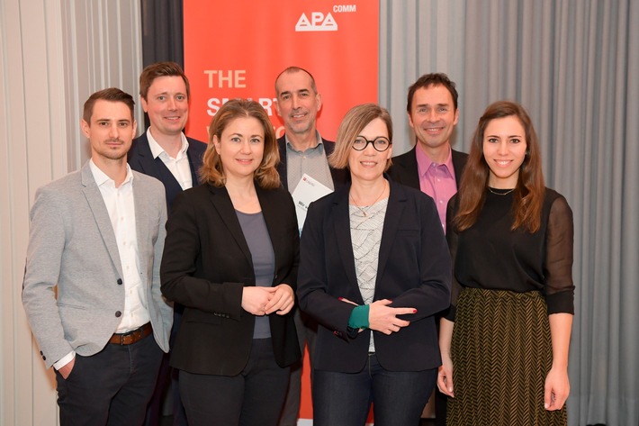 Neue Kanäle, rasant wachsende Plattformen, Künstliche Intelligenz und sich rasch wandelndes Userverhalten ? diese und andere Entwicklungen verändern die Aufgaben und Möglichkeiten von PR-Verantwortlichen. Wie ist der Status quo in der Kommunikationsbranche und welche Trends werden sich durchsetzen? Diese und weitere Fragen untersuchte Marketagent.com im Rahmen der Umfragereihe PR-Trendradar im Auftrag von APA-Comm. Die Ergebnisse wurden gestern, Dienstag, in Wien präsentiert und von PR-Expertinnen und -Experten diskutiert.Ein ausgewogener Mix aus analoger und digitaler Kommunikation werde sich in Zukunft bewähren, darin sind sich 96 Prozent der Umfrageteilnehmerinnen und -teilnehmer einig, erklärte Lisa Patek, Marketing Managerin bei Marketagent.com. Befragt wurden 303 Expertinnen und Experten aus Marketing und Kommunikation. Etwa drei Viertel der Befragten sind der Ansicht, dass Unternehmen ohne digitale PR langfristig nicht erfolgreich sein können. Das Bewusstsein für die Bedeutung einer dokumentierten Strategie für digitale Kommunikation ist gestiegen. Während bei einer Trendradar-Umfrage im Jahr 2017 noch mehr als die Hälfte der Probandinnen und Probanden angab, ohne eine solche zu arbeiten, waren es 2020 nur noch 21 Prozent.Personalisierte Inhalte und Angebote stellen für 62 Prozent der Befragten den bedeutendsten Trend in der digitalen PR dar, gefolgt von Live-Videos (33 Prozent) und Künstlicher Intelligenz (30 Prozent). Bei den Kommunikationskanälen liegt Instagram an der Spitze: 62 Prozent gehen davon aus, dass die Foto-Plattform in Zukunft noch weiter an Bedeutung gewinnen wird ? auch YouTube (61 Prozent) und LinkedIn (53 Prozent) wird wachsende Relevanz für die PR-Branche zugesprochen. Das globale Mega-Thema Künstliche Intelligenz ist für viele heimische Kommunikationsprofis bereits im beruflichen Alltag angekommen. 34 Prozent nutzen derartige Algorithmen für Medienmonitoring, 28 Prozent für Medienanalyse und etwa ein Fünftel für automatisierte Datenana...