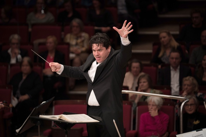 Der rumänische Dirigent Cristian Măcelaru ist seit September 2019 Chefdirigent des WDR Sinfonieorchesters. Nutzung des Bildes nur in Verbindung mit der Sendung. Keine Rechte für Social Media / Weiterer Text über ots und www.presseportal.de/nr/6348 / Die Verwendung dieses Bildes ist für redaktionelle Zwecke honorarfrei. Veröffentlichung bitte unter Quellenangabe: