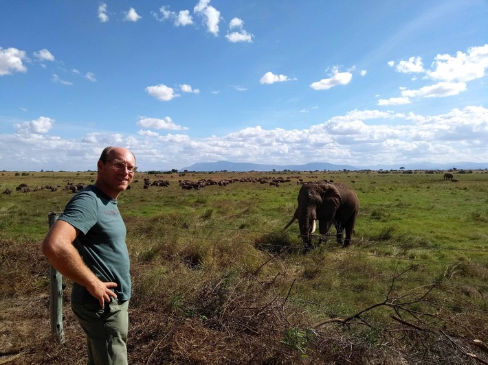 Johannes Kirchgatter vom WWF setzt sich in Kenia dafür ein, den Lebensraum für Wildtiere zu erhalten. Nutzung des Bildes nur in Verbindung mit der Sendung inkl. Social Media / Weiterer Text über ots und www.presseportal.de/nr/7840 / Die Verwendung dieses Bildes ist für redaktionelle Zwecke honorarfrei. Veröffentlichung bitte unter Quellenangabe: