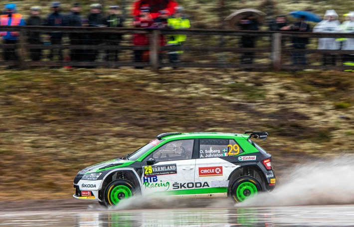 Oliver Solberg mit SKODA bei der Rallye Schweden: Mit einem SKODA FABIA Rally2 evo wurden Oliver Solberg (SWE) und Beifahrer Aaron Johnston (IRL) bei der Rallye Schweden Fünfte in der WRC3-Kategorie, nachdem sie ein Reifenschaden auf der letzten Prüfung einen Podiumsplatz gekostet hatte. Weiterer Text über ots und www.presseportal.de/nr/28249 / Die Verwendung dieses Bildes ist für redaktionelle Zwecke honorarfrei. Veröffentlichung bitte unter Quellenangabe: