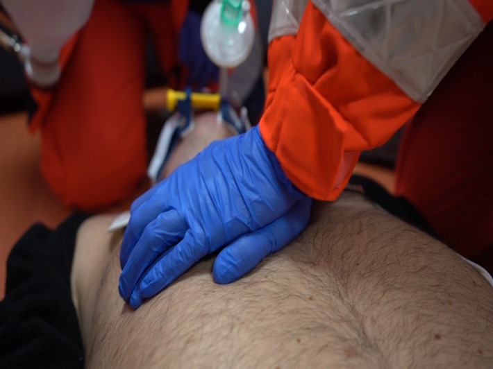 Tausende Patienten mit Herzstillstand könnten zusätzlich gerettet werden, wenn mehr Menschen Herzdruckmassage ausführen würden. Weiterer Text über ots und www.presseportal.de/nr/70779 / Die Verwendung dieses Bildes ist für redaktionelle Zwecke honorarfrei. Veröffentlichung bitte unter Quellenangabe: