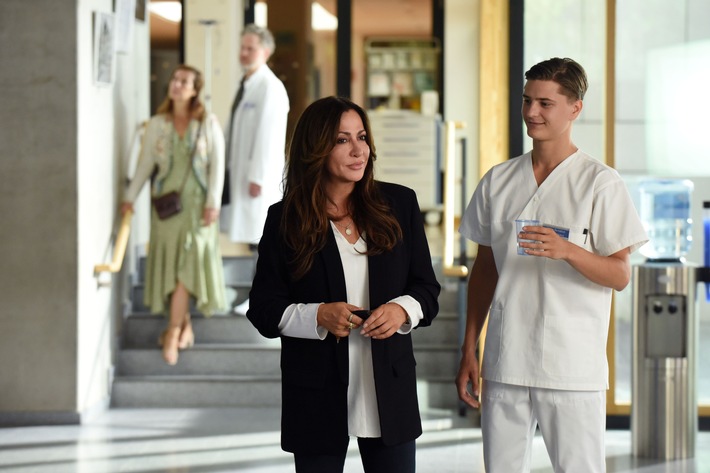 Die Dorfhelferin führt etwas im Schilde. Erika Brugger (Clelia Sarto), Dr. Becker (Jörn Knebel), Katja Baumann (Simone Thomalla), Adrian Steinmann (Kristo Ferkic)
/ Nutzung des Bildes nur in Verbindung mit der Sendung inkl. Social Media / Weiterer Text über ots und www.presseportal.de/nr/7840 / Die Verwendung dieses Bildes ist für redaktionelle Zwecke honorarfrei. Veröffentlichung bitte unter Quellenangabe: