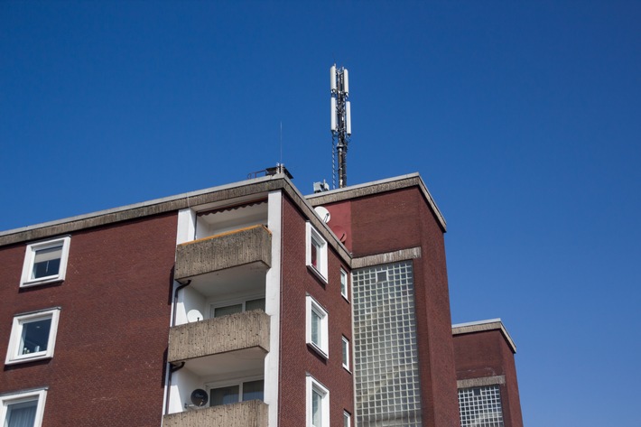 Strahlenbelastung in meinem Wohnraum - wie schütze ich mich nachhaltig? / Das neue 5G-Netz erfordert zusätzliche Sendeantennen - werden Mobilfunkmasten in Wohngegenden weiter zunehmen? Weiterer Text über ots und www.presseportal.de/nr/57471 / Die Verwendung dieses Bildes ist für redaktionelle Zwecke honorarfrei. Veröffentlichung bitte unter Quellenangabe: