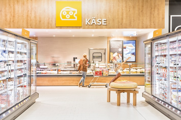 Nachhaltiger Einkauf an der Frischetheke / Kaufland ermöglicht überall das Mitbringen eigener Behälter / Einheitlich und praktikabel: Das Frischetablett hilft beim nachhaltigen Einkauf an der Frischetheke. Weiterer Text über ots und www.presseportal.de/nr/111476 / Die Verwendung dieses Bildes ist für redaktionelle Zwecke honorarfrei. Veröffentlichung bitte unter Quellenangabe: