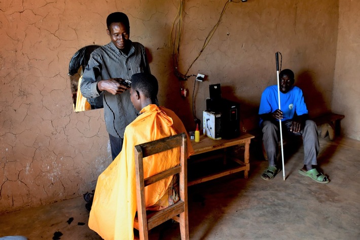 Christoffel-Blindenmission fordert gleiche Chancen für eine gerechte Welt / Athanase (48) ist blind und hat einen Friseursalon eröffnet - die Haare schneidet sein Personal. In seiner Freizeit spielt Athanase Klavier und hat sogar schon nationale Wettbewerbe gewonnen. Weiterer Text über ots und www.presseportal.de/nr/37342 / Die Verwendung dieses Bildes ist für redaktionelle Zwecke honorarfrei. Veröffentlichung bitte unter Quellenangabe: