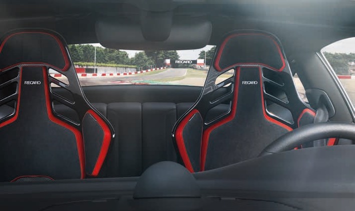 Boxenstopp für Rückenschmerzen: Sportlich ins Ziel mit rückenfreundlicher Rennschale / Recaro/Aktion Gesunder Rücken e. V. / Weiterer Text über ots und www.presseportal.de/nr/104263 / Die Verwendung dieses Bildes ist für redaktionelle Zwecke honorarfrei. Veröffentlichung bitte unter Quellenangabe: