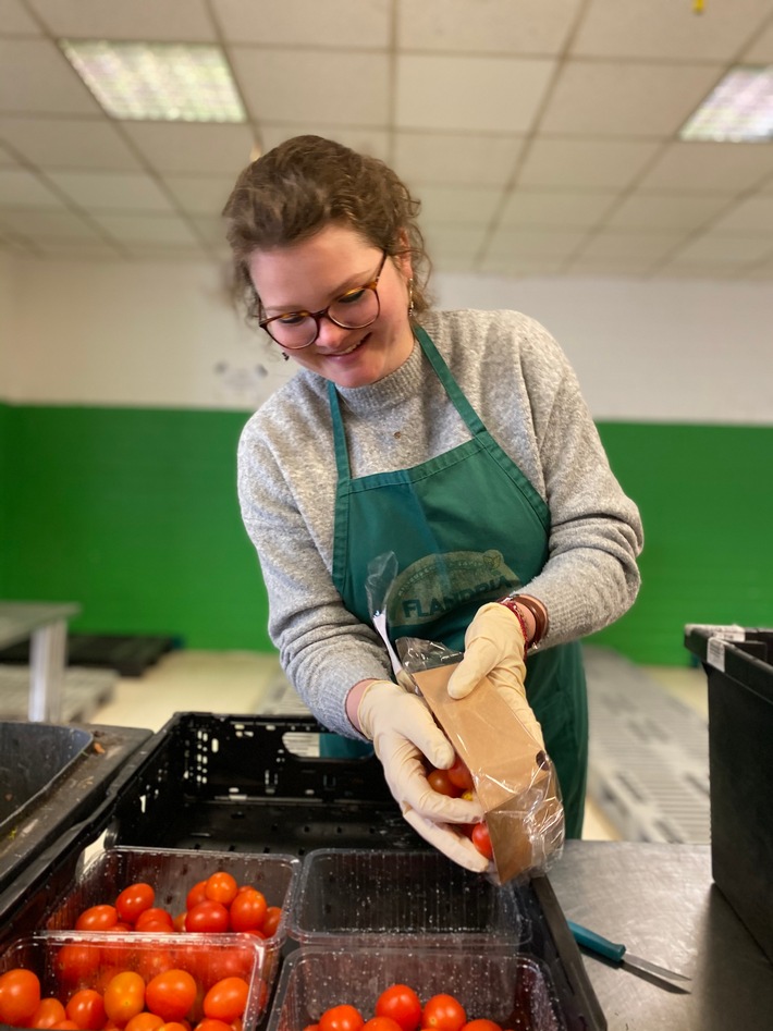 Eine Studierende hilft in der Berliner Tafel im Rahmen der von Zenjob initiierten Social Weeks aus. Weiterer Text über ots und www.presseportal.de/nr/132003 / Die Verwendung dieses Bildes ist für redaktionelle Zwecke honorarfrei. Veröffentlichung bitte unter Quellenangabe: