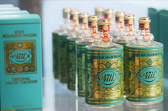 4711-Flacons: Die nach ihrem Erfinder benannte Molanus-Flasche lässt sich leicht stapeln und ist unverwechselbar. Nutzung des Bildes nur in Verbindung mit der Sendung. Keine Rechte für Social Media / Copyright:ZDF/Privatarchiv: Fiona Streve-Mülhens Achenbach Weiterer Text über ots und www.presseportal.de/nr/7840 / Die Verwendung dieses Bildes ist für redaktionelle Zwecke honorarfrei. Veröffentlichung bitte unter Quellenangabe: