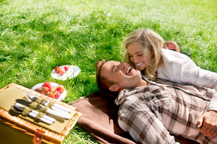 Ein Picknick auf der grünen Wiese kann auch für Heuschnupfengeplagte zum Vergnügen werden - mithilfe einer Probiotika-Kur. Weiterer Text über ots und www.presseportal.de/nr/123027 / Die Verwendung dieses Bildes ist für redaktionelle Zwecke honorarfrei. Veröffentlichung bitte unter Quellenangabe: