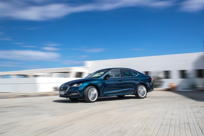 Mit noch mehr Platz und elegantem Design, das an die Linienführung eines Coupés angelehnt ist, sowie innovativen Assistenz- und Infotainmentsystemen schlägt die neue SKODA OCTAVIA Limousine jetzt das nächste Kapitel einer Erfolgsgeschichte auf. Weiterer Text über ots und www.presseportal.de/nr/28249 / Die Verwendung dieses Bildes ist für redaktionelle Zwecke honorarfrei. Veröffentlichung bitte unter Quellenangabe:
