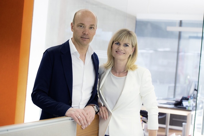 Wie die Dämmstoff-Familie die Herausforderungen des vergangenen Jahres meisterte, lesen Sie im Interview mit Geschäftsführer Mag. Roland Hebbel.
Wie beurteilen Sie das abgelaufene Geschäftsjahr, wie hat sich der Markt entwickelt?
Mag. Roland Hebbel: ?Erfreulicherweise konnten wir das ganze Jahr über unseren Umsatz trotz beginnender Corona-Krise annähernd stabil halten, während die Marktentwicklung leicht rückläufig war. Der Grund: Sanierungsquote und -beihilfe gingen zurück und wegen der steigenden Zahl an Neubauprojekten fehlten die Arbeitskräfte für die Sanierung. Aber wir bei Steinbacher sind mit unserer Jahresbilanz zufrieden.?Mag. Roland Hebbel: ?Die Regierung macht in der aktuellen Corona-Krise eine sehr gute Arbeit. Diese Ausnahmesituation bringt zwar große Herausforderungen für Gesellschaft und Wirtschaft aber ebenso viele Impulse und Veränderungen mit sich, die nachhaltig positiv sein werden ? gerade im Hinblick auf verstärkte Regionalität und Kreislauf-Denken. Zudem wird die Politik den Klimaschutz forcieren, was positive Entwicklungen und Trends in der gesamten Baubranche nach sich zieht. Der Bau wird ohnehin eine wichtige Stütze zur Stabilisierung der Krise sein. Das Problem Fachkräftemangel haben wir inzwischen selbst in die Hand genommen, indem wir unseren Nachwuchs selbst ausbilden. Somit sind wir personaltechnisch derzeit gut aufgestellt und werden auch weiterhin das heimische Handwerk hochhalten. Denn die Zukunft liegt in modernen Ausbildungsberufen mit hohem Praxisbezug. Aktuell halten wir unseren Betrieb mit einer angepassten Produktion am Laufen, um die Versorgung und den Service am Kunden zu gewährleisten.?Mag. Roland Hebbel: ?Das Thema Dämmen wird bei Steinbacher ganzheitlich gedacht und der bewusste Umgang mit den Ressourcen bildet die Basis für unsere Strategie. So achten wir auf nachhaltige Standards in der gesamten Produktion. Schon seit Jahrzehnten fallen bei uns keine Abfäll...