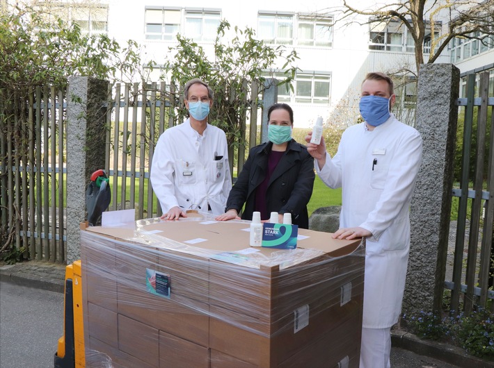 Gemeinsam gegen Corona (COVID-19): Almirall spendet Desinfektionsmittel und Hautpflegeprodukte für die Region/ Übergabe von einer der drei Paletten mit gespendeten Almirall Produkten an die Krankenhausapotheke / v. links: Prof. Dr. Stefan Jäckle (Ärztlicher Direktor Krankenhaus Reinbek), Laura Freitag (Leiterin Unternehmenskommunikation der Almirall Hermal GmbH) u. Marc Meißner (Chef-Apotheker der Krankenhausapotheke) / Weiterer Text über ots und www.presseportal.de/nr/101812 / Die Verwendung dieses Bildes ist für redaktionelle Zwecke honorarfrei. Veröffentlichung bitte unter Quellenangabe: