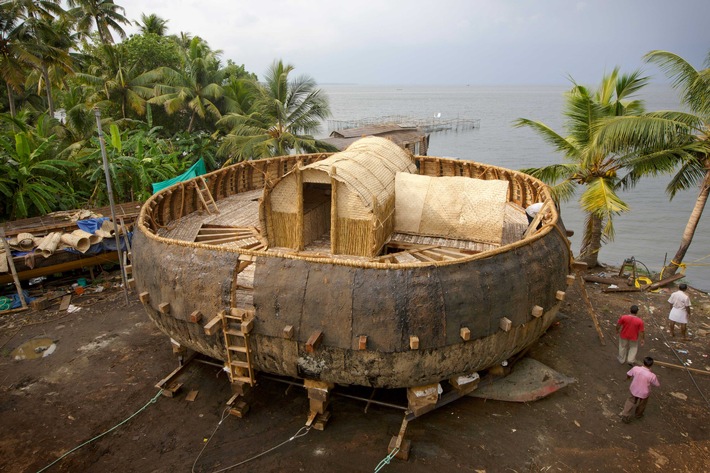 Ein Team von Wissenschaftlern baut die Arche gemäß der Bauanleitung einer fast 4000 Jahre alten Tontafel nach. Nutzung des Bildes nur in Verbindung mit der Sendung / kein Social Media Weiterer Text über ots und www.presseportal.de/nr/105413 / Die Verwendung dieses Bildes ist für redaktionelle Zwecke honorarfrei. Veröffentlichung bitte unter Quellenangabe: