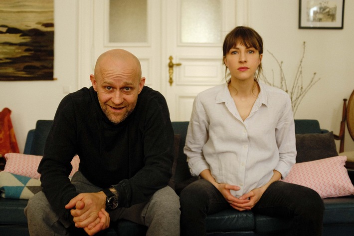 Thorsten (Jürgen Vogel) und Jana (Natalia Belitski), gefangen in ihrer Wohnung / Nutzung des Bildes nur in Verbindung mit der Sendung inkl. Social Media / Weiterer Text über ots und www.presseportal.de/nr/105412 / Die Verwendung dieses Bildes ist für redaktionelle Zwecke honorarfrei. Veröffentlichung bitte unter Quellenangabe: