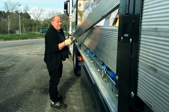 Lkw-Fahrer Volkmar Krämer auf seinem Weg nach Spanien. Nutzung des Bildes nur in Verbindung mit der Sendung inkl. Social Media / Weiterer Text über ots und www.presseportal.de/nr/7840 / Die Verwendung dieses Bildes ist für redaktionelle Zwecke honorarfrei. Veröffentlichung bitte unter Quellenangabe: