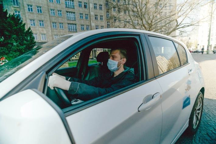 Auch das Carsharing leidet unter der Coronakrise: Die Buchungen sind deutlich zurückgegangen, und wer noch fährt, der schützt sich. Nutzung des Bildes nur in Verbindung mit der Sendung inkl. Social Media / Weiterer Text über ots und www.presseportal.de/nr/7840 / Die Verwendung dieses Bildes ist für redaktionelle Zwecke honorarfrei. Veröffentlichung bitte unter Quellenangabe: