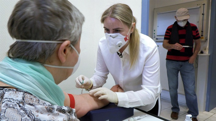 In der Corona-Sprechstunde nimmt Medizinstudentin Juliane Lipke einer Patientin Blut ab für einen Corona-Antikörpertest. Nutzung des Bildes nur in Verbindung mit der Sendung inkl. Social Media / Weiterer Text über ots und www.presseportal.de/nr/7840 / Die Verwendung dieses Bildes ist für redaktionelle Zwecke honorarfrei. Veröffentlichung bitte unter Quellenangabe: