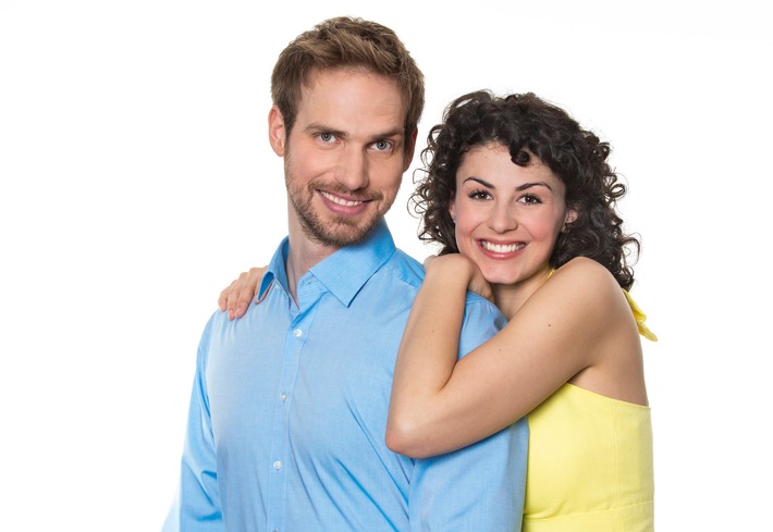 ARD STURM DER LIEBE Telenovela, Wiederholung der 9. Staffel ab Folge 1817, ab Dienstag (02.06.20), montags bis freitags um 15.10 Uhr im Ersten.
Aufgrund des aktuellen Drehstopps wegen der Corona-Krise wird die Ausstrahlung der aktuellen Folgen