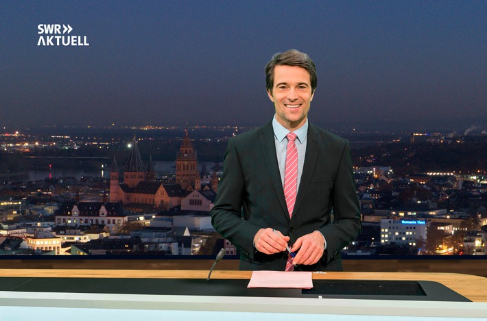 SÜDWESTRUNDFUNK
SWR Aktuell - Nachrichten für den Südwesten - im SWR Fernsehen Rheinland-Pfalz
Die Nachrichten SWR Aktuell im SWR Fernsehen (bisher Landesschau aktuell) informieren mehrfach täglich über alles Wichtige aus dem Südwesten und der Welt.
Samstags wird die Hauptnachrichtensendung verlängert und beginnt ab 11. Februar 2017 ebenfalls um 19:30 Uhr.
Florens Herbst
© SWR/Alexander Kluge, honorarfrei - Verwendung gemäß der AGB im Rahmen einer engen, unternehmensbezogenen Berichterstattung im SWR-Zusammenhang bei Nennung