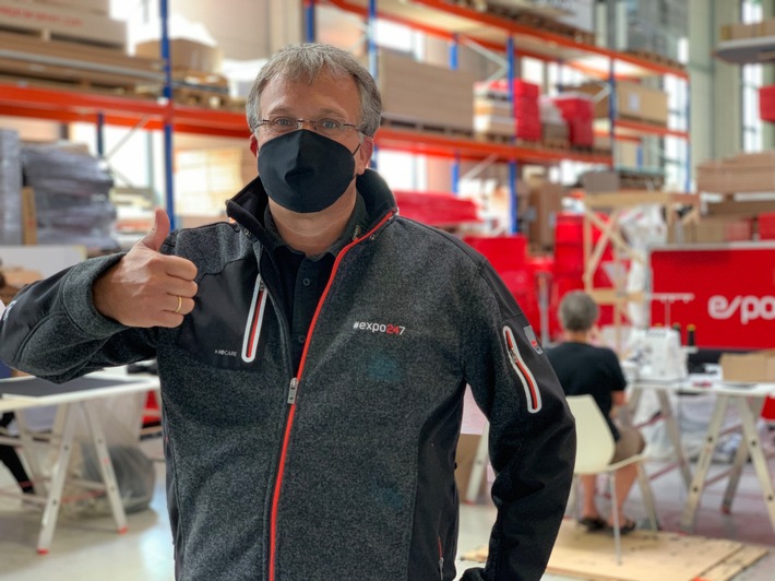 Messebauer beendet Kurzarbeit mit Baumwolle / Weiterer Text über ots und www.presseportal.de/nr/143921 / Die Verwendung dieses Bildes ist für redaktionelle Zwecke honorarfrei. Veröffentlichung bitte unter Quellenangabe: