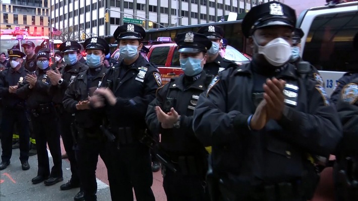 Polizisten, Krankenschwestern, Ärzte, Pfleger, und Feuerwehrleute machen sich vor dem Bellevue Hospital in New York gegenseitig Mut. Weiterer Text über ots und www.presseportal.de/nr/13399 / Die Verwendung dieses Bildes ist für redaktionelle Zwecke honorarfrei. Veröffentlichung bitte unter Quellenangabe: