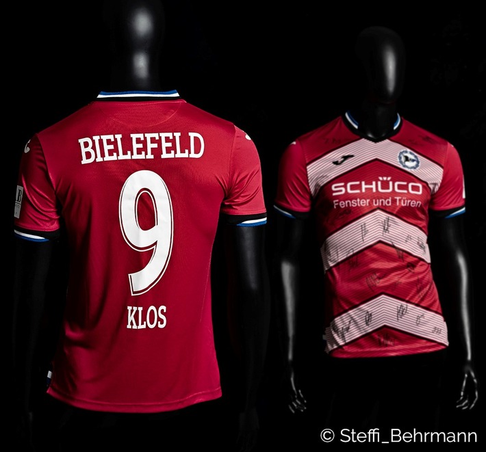 Fußball unterstützt #Alltagshelden - DSC Arminia und das Klinikum Bielefeld / Trikot Klos Weiterer Text über ots und www.presseportal.de/nr/81981 / Die Verwendung dieses Bildes ist für redaktionelle Zwecke honorarfrei. Veröffentlichung bitte unter Quellenangabe:
