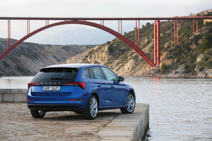 Race-Blau und Quarz-Grau im Trend: die beliebtesten Farben für die SKODA Kompaktmodelle SCALA und KAMIQ / Beim SKODA SCALA unterstreicht das sportliche Race-Blau Metallic das dynamisch-emotionale Design und bildet eine perfekte Kombination mit dem schwarzen Panoramadach sowie der optionalen, verlängerten schwarzen Heckscheibe. Weiterer Text über ots und www.presseportal.de/nr/28249 / Die Verwendung dieses Bildes ist für redaktionelle Zwecke honorarfrei. Veröffentlichung bitte unter Quellenangabe: