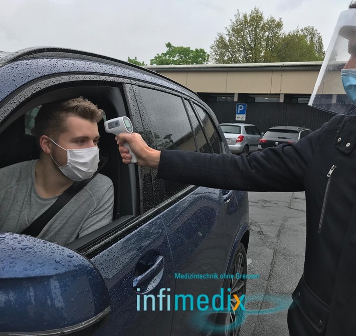 Termperaturmessung mittels kontaklosem IR-Thermometer. Weiterer Text über ots und www.presseportal.de/nr/144162 / Die Verwendung dieses Bildes ist für redaktionelle Zwecke honorarfrei. Veröffentlichung bitte unter Quellenangabe: