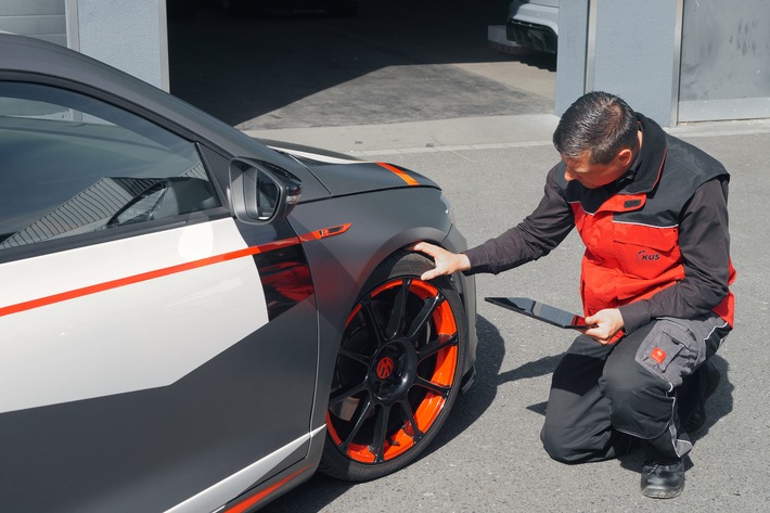 KÜS: Nach wie vor wenig Interesse an der Fahrzeugbereifung / KÜS: Nach wie vor wenig Interesse an der Fahrzeugbereifung / Ganzjahresreifen weiter auf dem Vormarsch / Zwei Drittel wechseln saisonal / Corona-Krise hat Einfluss auf den Reifenhandel / Weiterer Text über ots und www.presseportal.de/nr/116601 / Die Verwendung dieses Bildes ist für redaktionelle Zwecke honorarfrei. Veröffentlichung bitte unter Quellenangabe: