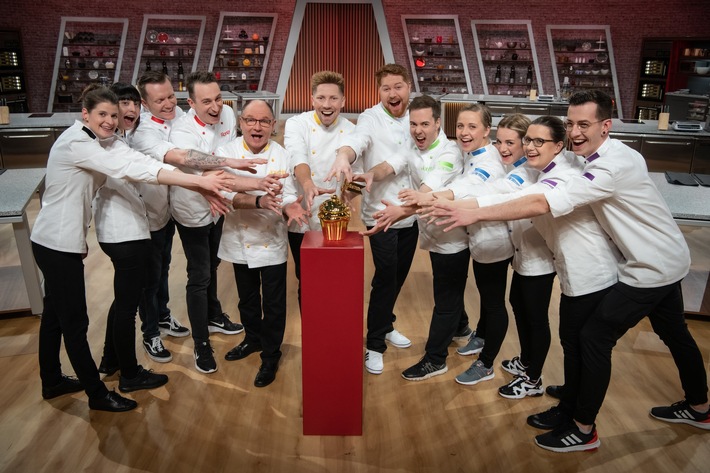 Titel: Das grosse Backen - Die Profis;
Staffel: 2;
Person: Sibylle; Regina;Oliver;Roman;Joachim;Fabian;Michael L.;Johannes;Emily;Leonie;Inga;Michael S.;
Copyright: SAT.1/Claudius Pflug;
Fotograf: Claudius Pflug;
Bildredakteur: Clarissa Schreiner;
Dateiname: 1962084.jpg;
Rechtehinweis: Dieses Bild darf bis eine Woche nach Ausstrahlung honorarfrei fuer redaktionelle Zwecke und nur im Rahmen der Programmankuendigung verwendet werden. Spaetere Veroeffentlichungen sind nur nach Ruecksprache und ausdruecklicher Genehmigung der ProSiebenSat1 TV Deutschland GmbH moeglich. Nicht fuer EPG! Verwendung nur mit vollstaendigem Copyrightvermerk. Das Foto darf nicht veraendert, bearbeitet und nur im Ganzen verwendet werden. Es darf nicht archiviert werden. Es darf nicht an Dritte weitergeleitet werden. Aneinanderreihung/Zusammenlegung/Kopplung von Bildern zum Zweck der Erstellung von Slide-Shows o.ä. nicht gestattet; Verbindung/Einfügen/Anfügen von Werbung nicht gestattet.
Bei Fragen: foto@prosiebensat1.com
Voraussetzung fuer die Verwendung dieser Programmdaten ist die Zustimmung zu den Allgemeinen Geschaeftsbedingungen der Presselounges der Sender der ProSiebenSat.1 Media SE.; Weiterer Text über ots und www.presseportal.de/nr/6708 / Die Verwendung dieses Bildes ist für redaktionelle Zwecke honorarfrei. Veröffentlichung bitte unter Quellenangabe: