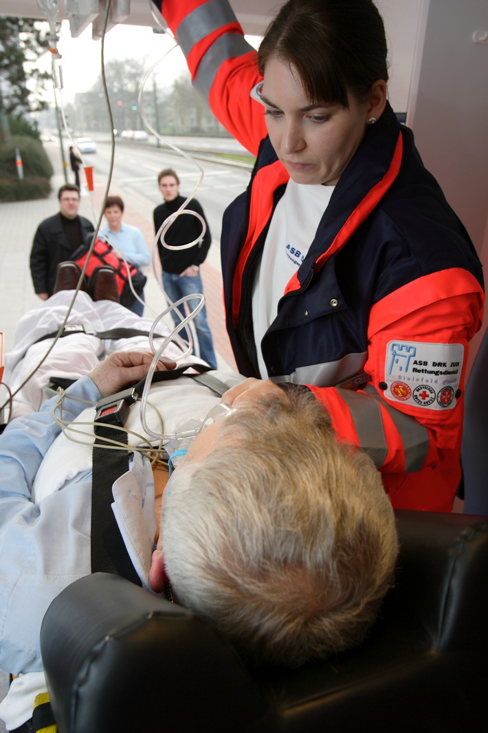 Bei einem Schlaganfall-Verdacht sollte immer der Notruf 112 gewählt werden. Weiterer Text über ots und www.presseportal.de/nr/23980 / Die Verwendung dieses Bildes ist für redaktionelle Zwecke honorarfrei. Veröffentlichung bitte unter Quellenangabe: