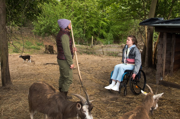 ARD ROTE ROSEN, neue Folgen der aktuellen 17. Staffel nach Corona-Pause ab (06.07.20), immer montags bis freitags um 14.10 Uhr im Ersten.
Ab Montag, 6. Juli 2020 geht es nach einer Corona-bedingten Unterbrechung weiter mit der Ausstrahlung neuer Folgen der 17. Staffel