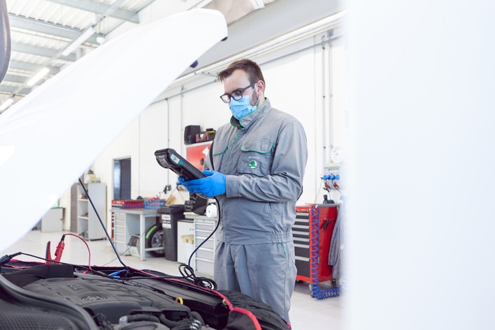 SKODA AUTO gewährt aus Kulanzgründen eine Verlängerung der Neuwagen- und Anschlussgarantie / Die Garantieverlängerung gilt weltweit mit Ausnahme der Fahrzeuge, die in China oder für den chinesischen Markt produziert wurden. Voraussetzung ist, dass die SKODA Neuwagen- bzw. Anschlussgarantie zwischen dem 1. März 2020 und 31. Mai 2020 bereits ausgelaufen ist oder noch ausläuft. Die Frist endet drei Monate nach Ablauf der ursprünglichen Neuwagen- oder Anschlussgarantie beziehungsweise spätestens am 31. August 2020, je nachdem, welcher Zeitpunkt früher eintritt. Weiterer Text über ots und www.presseportal.de/nr/28249 / Die Verwendung dieses Bildes ist für redaktionelle Zwecke honorarfrei. Veröffentlichung bitte unter Quellenangabe: