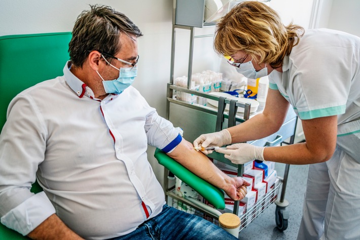 SKODA AUTO bietet Beschäftigten kostenlose Corona-Antikörper-Schnelltests auf freiwilliger Basis/ Die Antikörper-Schnelltests weisen nicht den Erreger selbst, sondern die Antikörper gegen das Corona-Virus SARS-CoV-2 im Blut nach. Bisher nahmen mehr als 1.000 KODA AUTO Mitarbeiter die Möglichkeit zu einem Antikörper-Schnelltest wahr. Weiterer Text über ots und www.presseportal.de/nr/28249 / Die Verwendung dieses Bildes ist für redaktionelle Zwecke honorarfrei. Veröffentlichung bitte unter Quellenangabe: