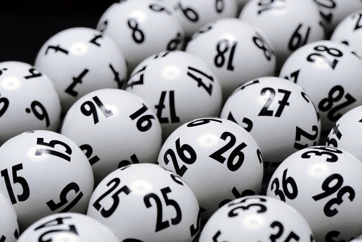 Sechs Richtige! Ein Lotto-Spieler aus Reutlingen räumte bei der Mittwochsziehung über 1 Million Euro ab. Der Jackpot indes klettert weiter und ist am Samstag mit rund 22 Millionen Euro gefüllt. Weiterer Text über ots und www.presseportal.de/nr/110923 / Die Verwendung dieses Bildes ist für redaktionelle Zwecke honorarfrei. Veröffentlichung bitte unter Quellenangabe: