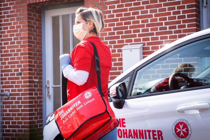 Sonderzahlung für Corona-Arbeit / Johanniter: Finanzierung des Arbeitgeberanteils für soziale Unternehmen unrealistisch / Pflegekraft der Johanniter-Unfall-Hilfe auf dem Weg zu einem Pflegekunden Weiterer Text über ots und www.presseportal.de/nr/14240 / Die Verwendung dieses Bildes ist für redaktionelle Zwecke honorarfrei. Veröffentlichung bitte unter Quellenangabe: