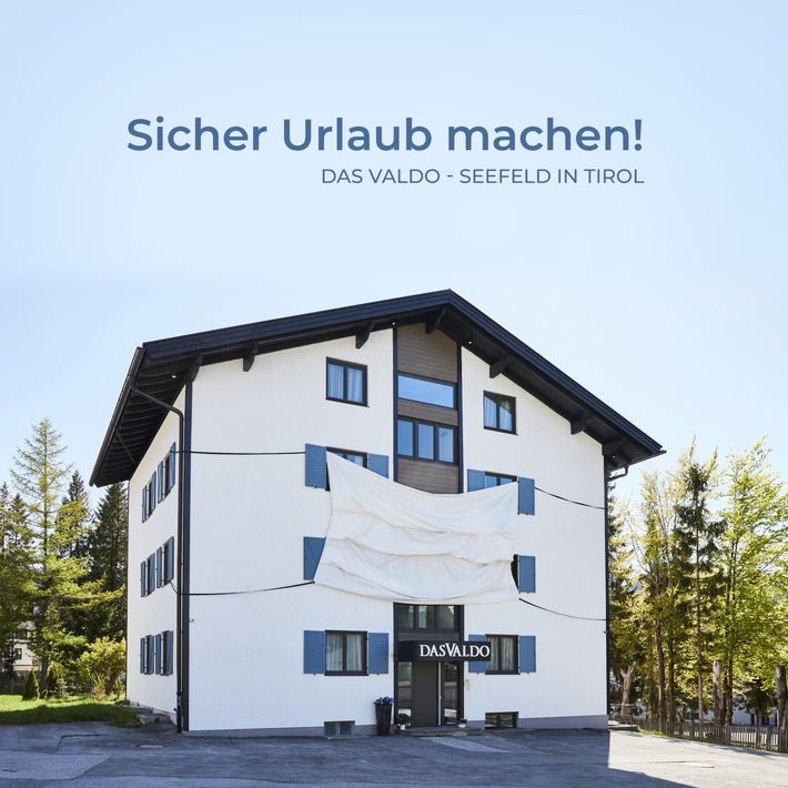 Wer seinen Sommerurlaub in neu renovierten Ferienwohnungen in den Tiroler Bergen verbringen möchte, findet in Seefeld/Tirol ein humorvoll verpacktes Angebot. Mit einer riesigen 8 mal 5 Meter großen Mundschutzmaske am Haus möchte das Designapartmenthaus ?dasValdo? ein besonderes Zeichen setzen und sich bei dem medizinischen Personal für die harte Arbeit der letzten Monate bedanken. Gäste aus dem medizinischen Bereich können sich in dem im Dezember 2019 wieder eröffneten Designapartmenthaus am Seefelder Plateau ausgiebig erholen und erhalten 50% Rabatt auf ihren Aufenthalt. Da insbesondere für viele Familien die letzten Wochen sehr herausfordernd waren, gibt es auch für Familien ein besonderes Angebot. Alle Kinder bis 12 Jahren freuen sind über einen gratis Aufenthalt! Natürlich mit Stornierungsmöglichkeit bis zum Tag der Anreise!Mit der Aktion soll ein Zeichen der Dankbarkeit gesetzt werden. Aufgehängt wurde der überdimensionale Mundschutz übrigens von den Rennrodlern Thomas Steu, Lorenz Koller, Yannick und Jonas Müller, die voll hinter dem neuen Konzept und Design stehen. Die Schutzmaske dient dabei als Symbol für einen verdienten und gefahrlosen Urlaub. Gerade bei Ferienwohnungen mit separaten Eingang ist es viel leichter, den notwendigen Abstand zu halten. Darüber hinaus garantiert ?dasValdo? schon jetzt die Einhaltung aller Schutzmaßnahmen. Ohne Risiko ab 29. Mai in den Urlaub fahren, mit der Familie in einem Designapartment wohnen und die heimischen Berge genießen ? eine gelungene Aktion mit Herz, welche uns vom Sommerurlaub träumen lässt. Alle Informationen zu dieser Aktion findet man auf www.das-valdo.atWeitere Information zum Angebot finden Sie hier Weitere Informationen