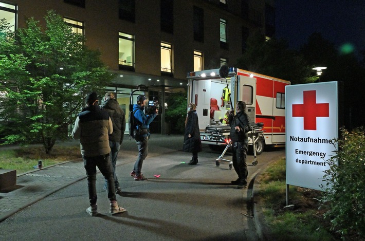 MDR setzt Dreharbeiten für den Tatort Dresden »Rettung so nah« nach Corona-Pause fort.
Unter der Einhaltung strenger Sicherheits- und Hygieneregeln wurden die Dreharbeiten zum elften Tatort aus Dresden wieder aufgenommen.
Im Bild: Kommissarin Karin Gorniak (Karin Hanczewski). Weiterer Text über ots und www.presseportal.de/nr/7880 / Die Verwendung dieses Bildes ist für redaktionelle Zwecke honorarfrei. Veröffentlichung bitte unter Quellenangabe: