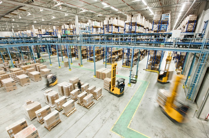 Millionen 3M Atemschutzmasken fließen wöchentlich durch Distributionszentren des Multitechnologiekonzerns in den europäischen Markt. Foto: 3M. Weiterer Text über ots und www.presseportal.de/nr/13650 / Die Verwendung dieses Bildes ist für redaktionelle Zwecke honorarfrei. Veröffentlichung bitte unter Quellenangabe: