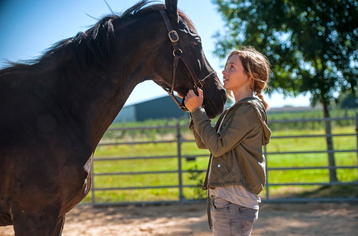 ARD Degeto MEIN WILDES HERZ - ALLES AUF SIEG, am Samstag (30.05.20) um 20:15 Uhr im ERSTEN.
Jana (Lena Klenke) und der wilde Vollbluthengst »Rock My Heart«.
© ARD Degeto/Neue Schönhauser Filmproduktion, honorarfrei - Verwendung gemäß der AGB im engen inhaltlichen, redaktionellen Zusammenhang mit genannter Degeto-Sendung und bei Nennung