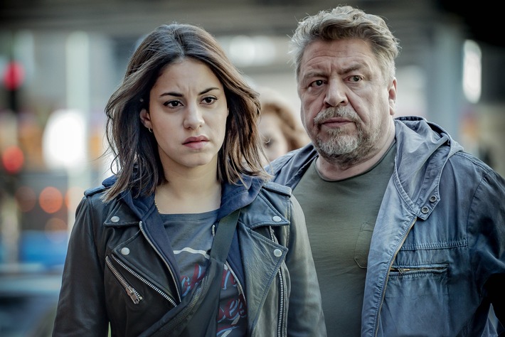Fredo Schulz (Armin Rohde) holt Dakota (Almila Bagriacik) aus dem Gefängnis, damit sie für ihn als Spitzel arbeitet. Nutzung des Bildes nur in Verbindung mit der Sendung inkl. Social Media / Weiterer Text über ots und www.presseportal.de/nr/7840 / Die Verwendung dieses Bildes ist für redaktionelle Zwecke honorarfrei. Veröffentlichung bitte unter Quellenangabe:
